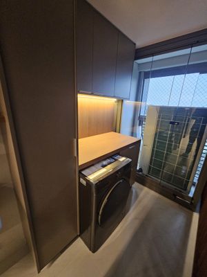 Image 10 - 877999