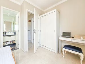 Image 19 - 878039