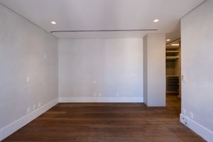 Image 4 - 878079