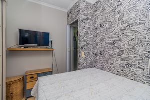 Image 6 - 878136