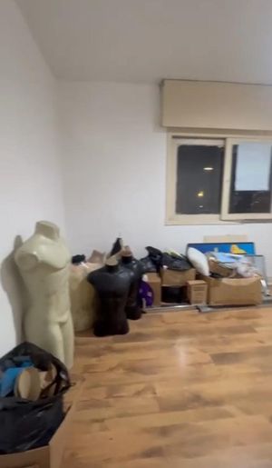 Image 4 - 878398
