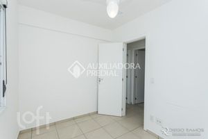 Image 21 - 878437