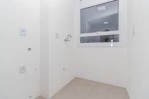 Image 10 - 878494