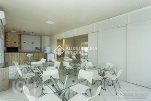 Image 21 - 878637