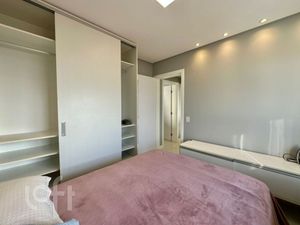 Image 11 - 878682