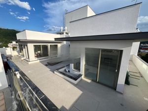 Image 12 - 878739