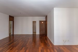 Image 6 - 878747