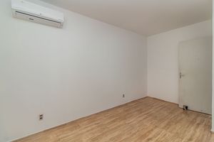 Image 15 - 878900
