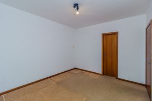 Image 17 - 878926