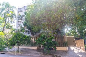 Image 9 - 879005