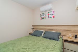Image 8 - 879019