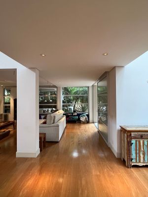 Image 10 - 879112
