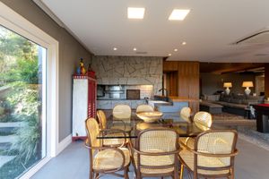 Image 6 - 879142