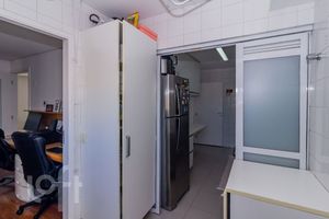 Image 32 - 879236