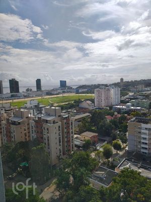Image 19 - 879242