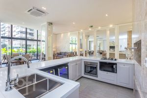 Image 19 - 879257