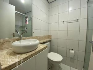 Image 10 - 879260