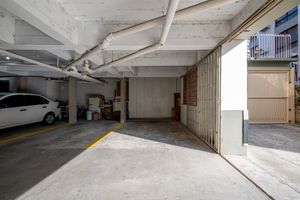 Image 28 - 879277