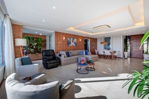 Image 10 - 879279