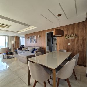 Image 5 - 879279