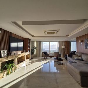 Image 1 - 879279