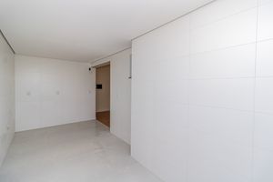 Image 27 - 879332