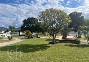 Image 10 - 879360