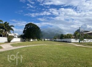 Image 9 - 879360
