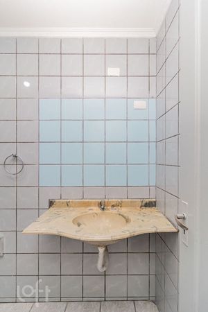 Image 18 - 879435