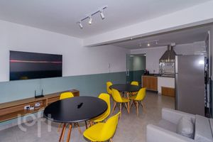 Image 17 - 879478