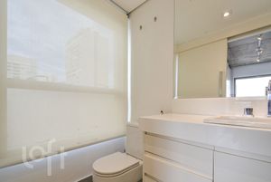 Image 6 - 879482