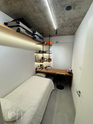 Image 5 - 879482
