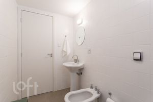Image 8 - 879548