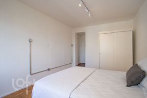 Image 18 - 879549