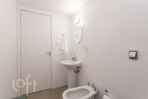 Image 8 - 879549