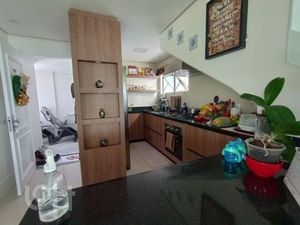 Image 9 - 879558
