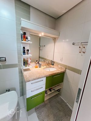 Image 13 - 879570