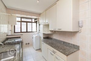 Image 21 - 879579