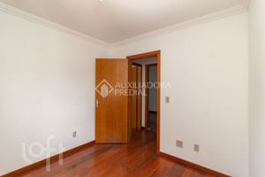 Image 6 - 879579