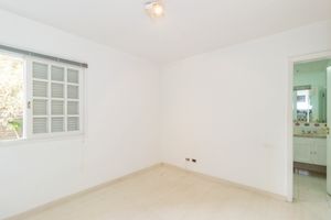 Image 33 - 879612