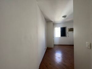 Image 4 - 879668