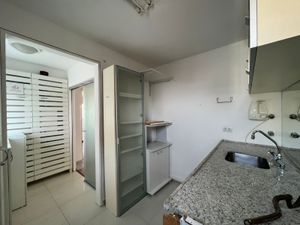 Image 9 - 879668