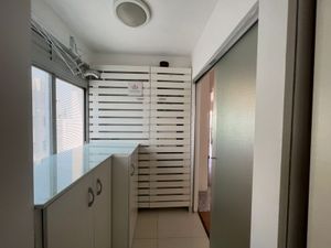 Image 10 - 879668