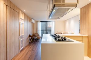 Image 8 - 879670