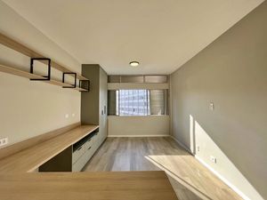 Image 6 - 879673
