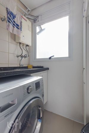 Image 8 - 879680