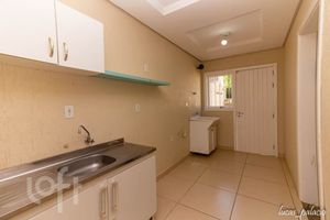 Image 13 - 879690