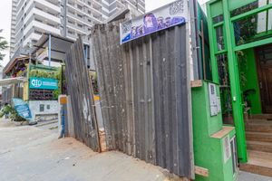 Image 11 - 879700