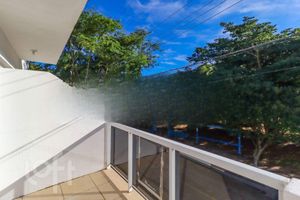Image 26 - 879704