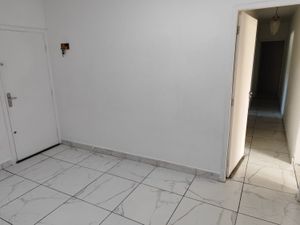 Image 21 - 879705
